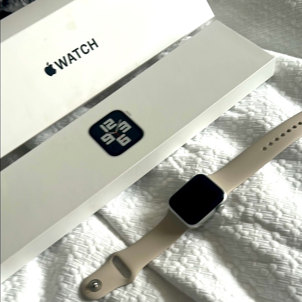 🔥NEW PRICE 2nd gen. SE Apple Watch in Silver &Tan w/ Black Display Soft Band